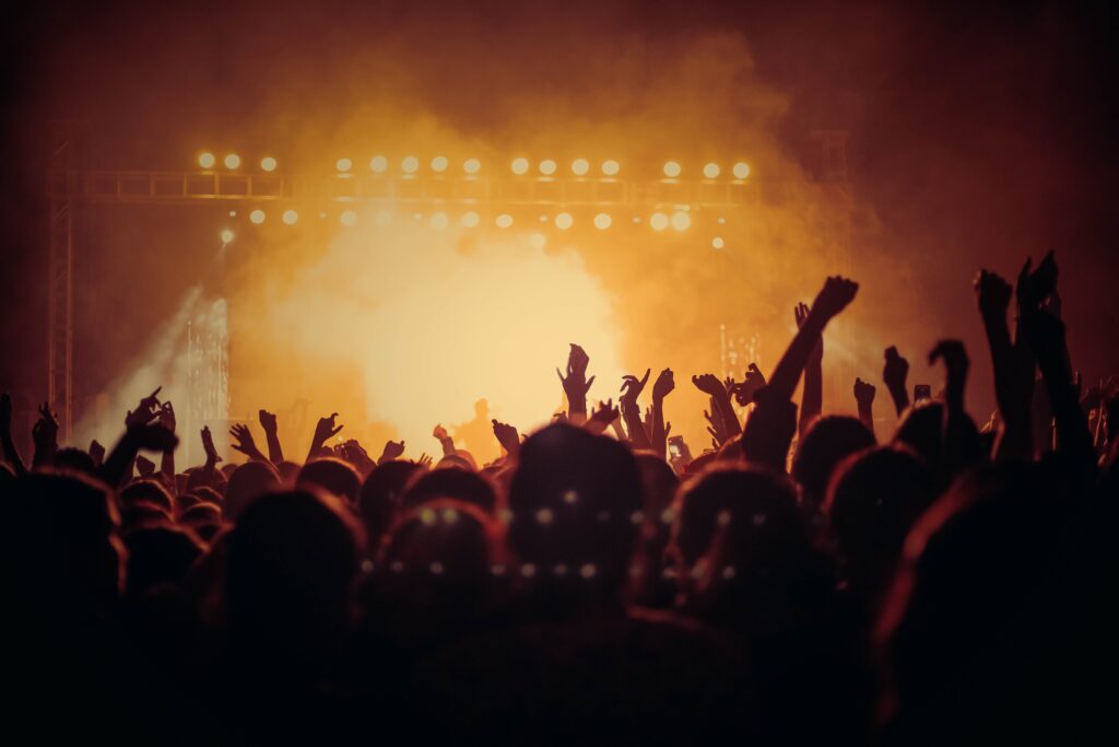 Personnes devant une scène pendant un concert