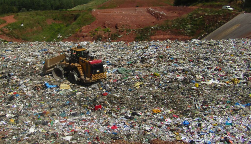 Compacteur sur les déchets du centre d'enfouissement